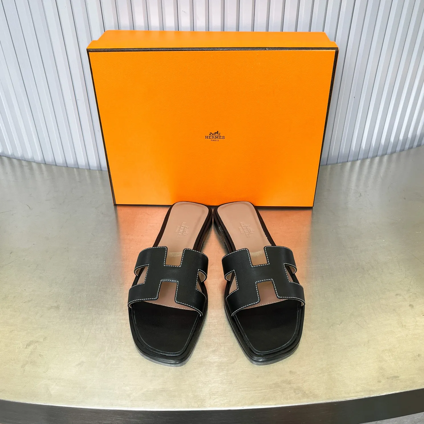 👟👟Ex-factory price 480👟👟 New style in early spring, splicing technology, new revision (Hermès), upgraded packaging, upgraded version and workmanship materials. Hermes®🔴The highest version of handmade shoes on the market ✨✨ Top product Hermès slippers🐎 —————————— The new model in early spring is the same as the original version, handmade by masters! ❥High-end customization, exclusive products, the highest version in the industry⚠❥Using: Hermers upper: Italian imported cowhide + original custom-grade Australian sheepskin feet + genuine leather outsole (pursuing top walking comfort) ✨~~〰〰〰〰❥ Packaging: ✔🚦Pay attention to the packaging➰Top-level exclusive box 〰The original top quality is on sale━━━━Hermes━━━━━ size: 35-40 (34.41.42 custom-made, non-refundable)